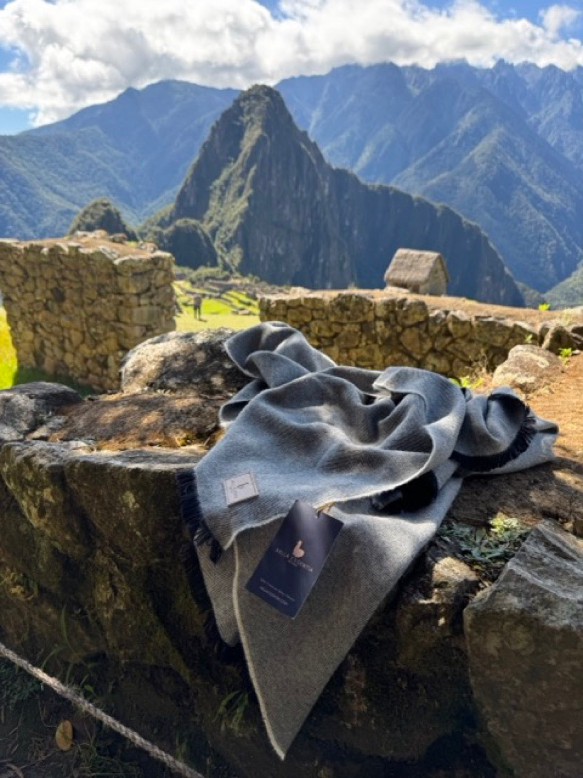 Manta de baby alpaca Aklla Essentia, elaborada en Perú con fibra natural premium, diseño atemporal y lujo sostenible.Manta de baby alpaca Aklla Essentia, elaborada en Perú con fibra natural premium, diseño atemporal y lujo sostenible.