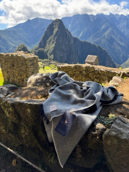 Manta de baby alpaca Aklla Essentia, elaborada en Perú con fibra natural premium, diseño atemporal y lujo sostenible.Manta de baby alpaca Aklla Essentia, elaborada en Perú con fibra natural premium, diseño atemporal y lujo sostenible.