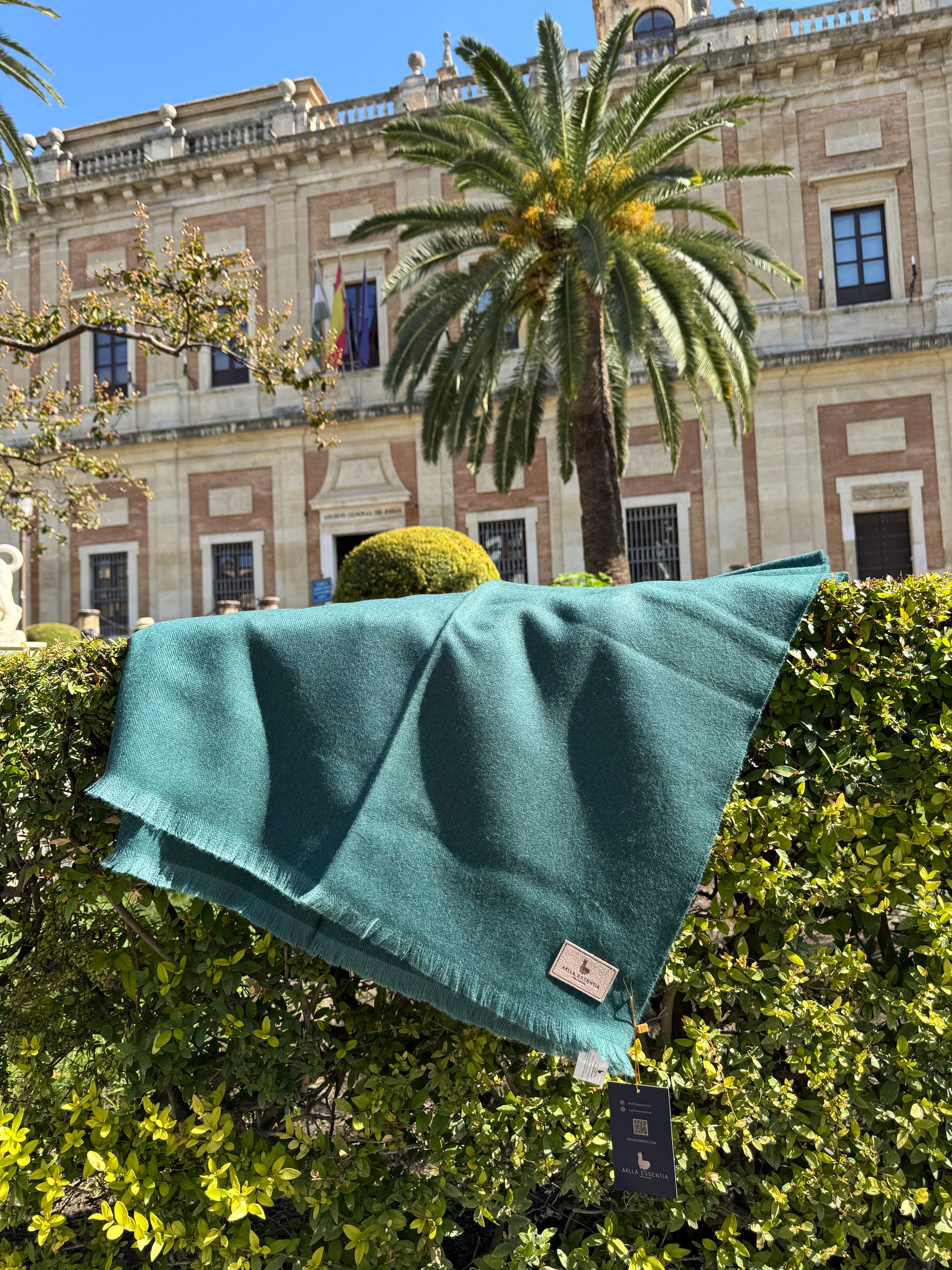 Manta de baby alpaca Aklla Essentia, elaborada en Perú con fibra natural premium, diseño atemporal y lujo sostenible.