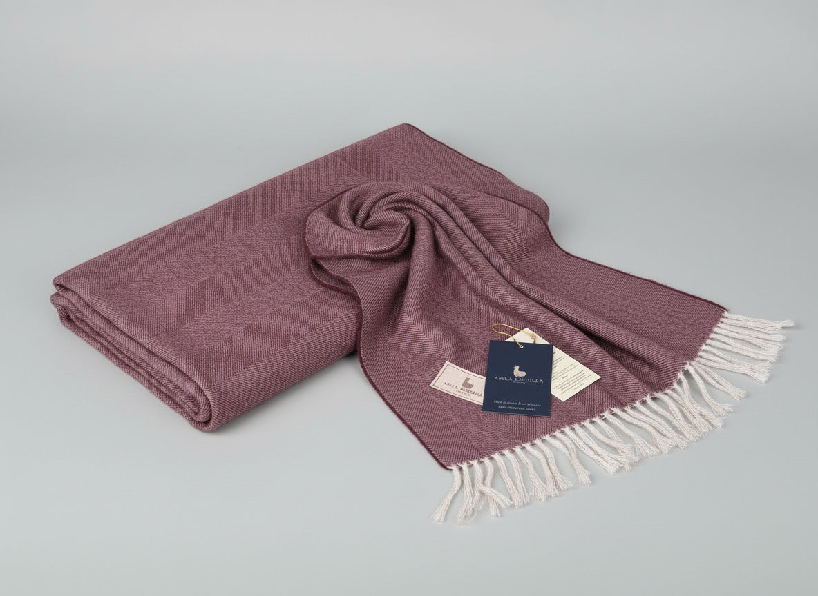 Manta de baby alpaca Aklla Essentia, elaborada en Perú con fibra natural premium, diseño atemporal y lujo sostenible.Manta de baby alpaca Aklla Essentia, elaborada en Perú con fibra natural premium, diseño atemporal y lujo sostenible.
