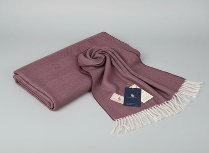 Manta de baby alpaca Aklla Essentia, elaborada en Perú con fibra natural premium, diseño atemporal y lujo sostenible.Manta de baby alpaca Aklla Essentia, elaborada en Perú con fibra natural premium, diseño atemporal y lujo sostenible.