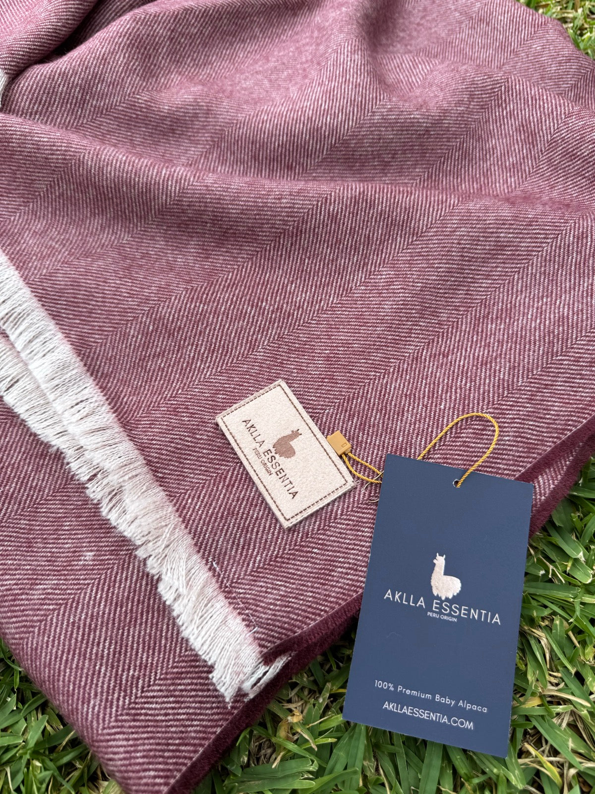 Manta de baby alpaca Aklla Essentia, elaborada en Perú con fibra natural premium, diseño atemporal y lujo sostenible.Manta de baby alpaca Aklla Essentia, elaborada en Perú con fibra natural premium, diseño atemporal y lujo sostenible.