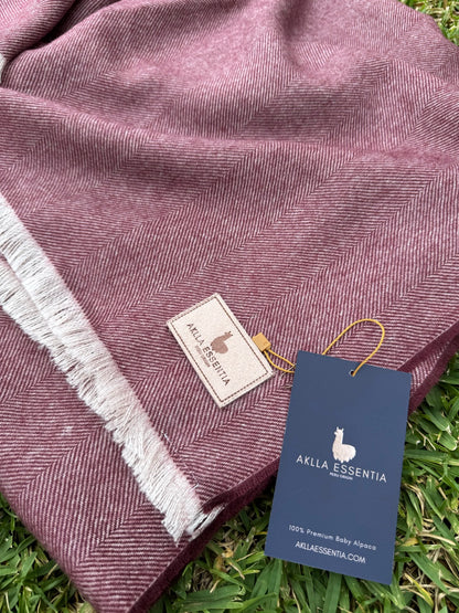 Manta de baby alpaca Aklla Essentia, elaborada en Perú con fibra natural premium, diseño atemporal y lujo sostenible.Manta de baby alpaca Aklla Essentia, elaborada en Perú con fibra natural premium, diseño atemporal y lujo sostenible.