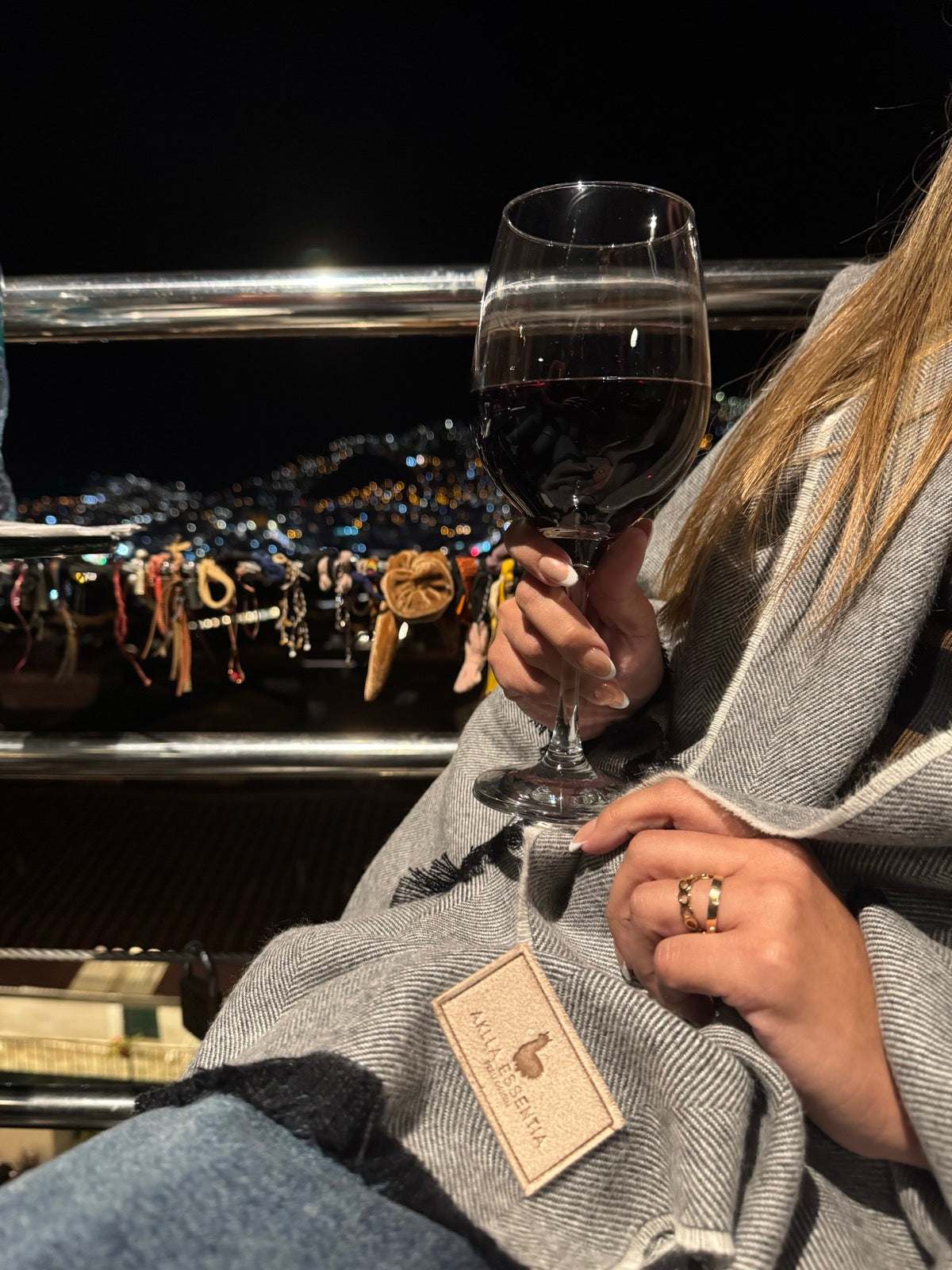 Manta de baby alpaca Aklla Essentia, elaborada en Perú con fibra natural premium, diseño atemporal y lujo sostenible.