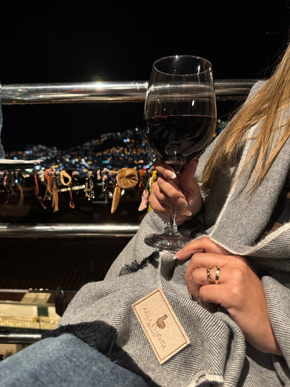 Manta de baby alpaca Aklla Essentia, elaborada en Perú con fibra natural premium, diseño atemporal y lujo sostenible.