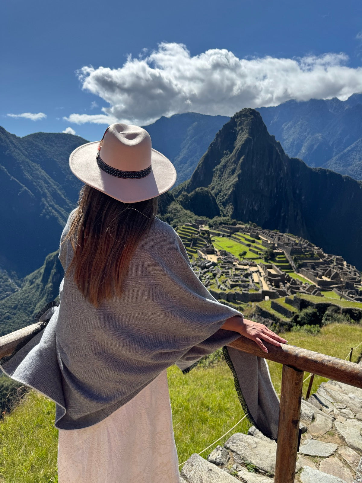 Manta de baby alpaca Aklla Essentia, elaborada en Perú con fibra natural premium, diseño atemporal y lujo sostenible.Manta de baby alpaca Aklla Essentia, elaborada en Perú con fibra natural premium, diseño atemporal y lujo sostenible.