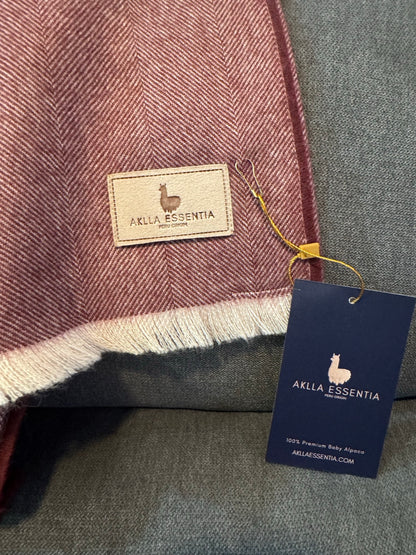 Manta de baby alpaca Aklla Essentia, elaborada en Perú con fibra natural premium, diseño atemporal y lujo sostenible.Manta de baby alpaca Aklla Essentia, elaborada en Perú con fibra natural premium, diseño atemporal y lujo sostenible.