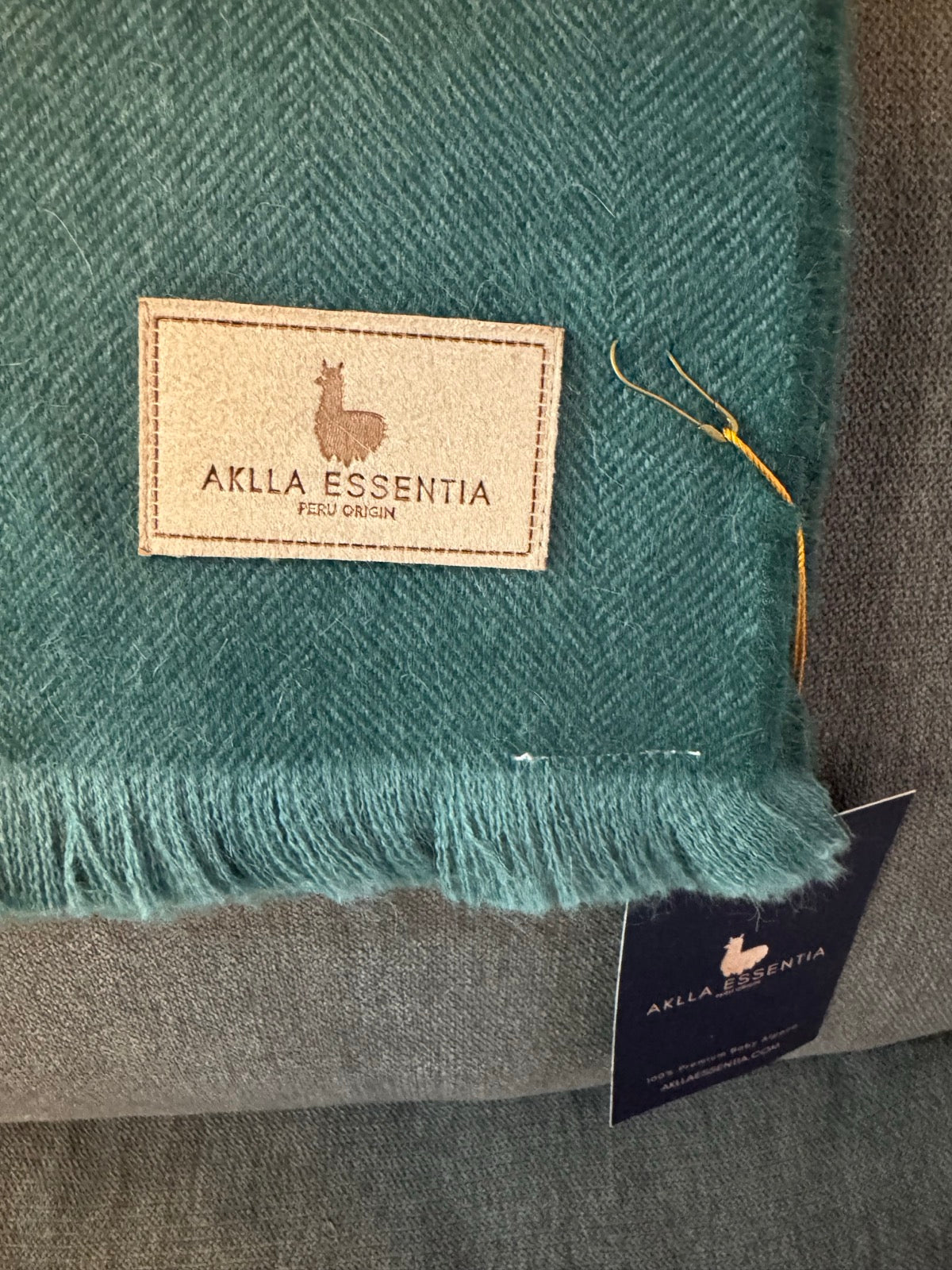 Manta de baby alpaca Aklla Essentia, elaborada en Perú con fibra natural premium, diseño atemporal y lujo sostenible.Manta de baby alpaca Aklla Essentia, elaborada en Perú con fibra natural premium, diseño atemporal y lujo sostenible.