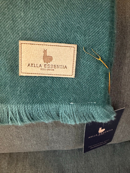 Manta de baby alpaca Aklla Essentia, elaborada en Perú con fibra natural premium, diseño atemporal y lujo sostenible.Manta de baby alpaca Aklla Essentia, elaborada en Perú con fibra natural premium, diseño atemporal y lujo sostenible.