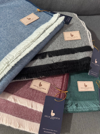 Manta de baby alpaca Aklla Essentia, elaborada en Perú con fibra natural premium, diseño atemporal y lujo sostenible.Manta de baby alpaca Aklla Essentia, elaborada en Perú con fibra natural premium, diseño atemporal y lujo sostenible.