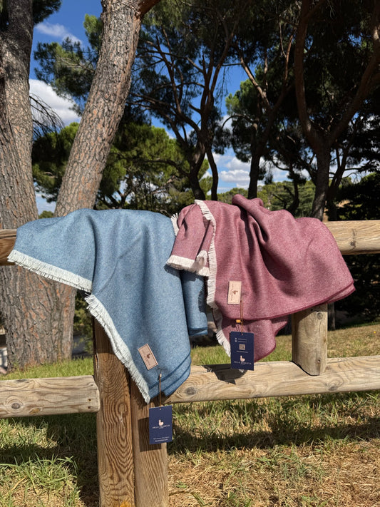 Manta de baby alpaca Aklla Essentia, tejida en Perú.